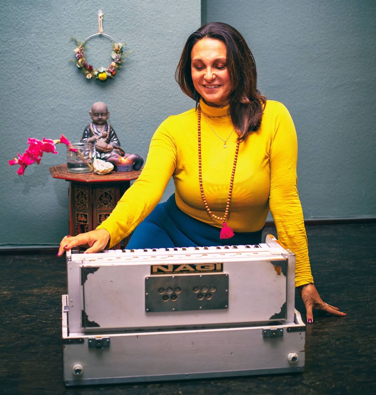 Cher-Ginger mit Harmonium